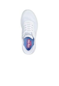 Zapatilla deportiva blanca con parte superior de malla, suela texturizada y plantilla con acentos en rosa que incluye la marca. Los cordones están diseñados para ajustar.