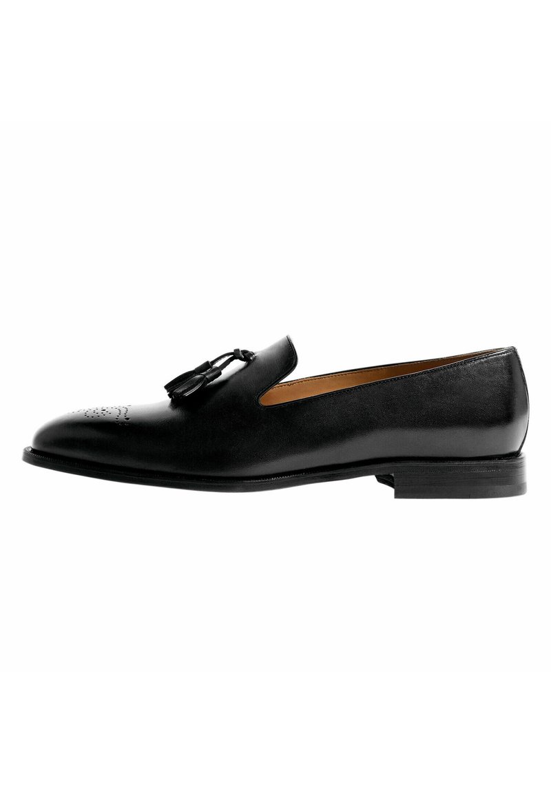 Crne kožne loafers cipelice s glatkom završnom obradom, s izrezbarenim dizajnom i dekorativnim resicama sprijeda. Uski profil s niskim potplatom.