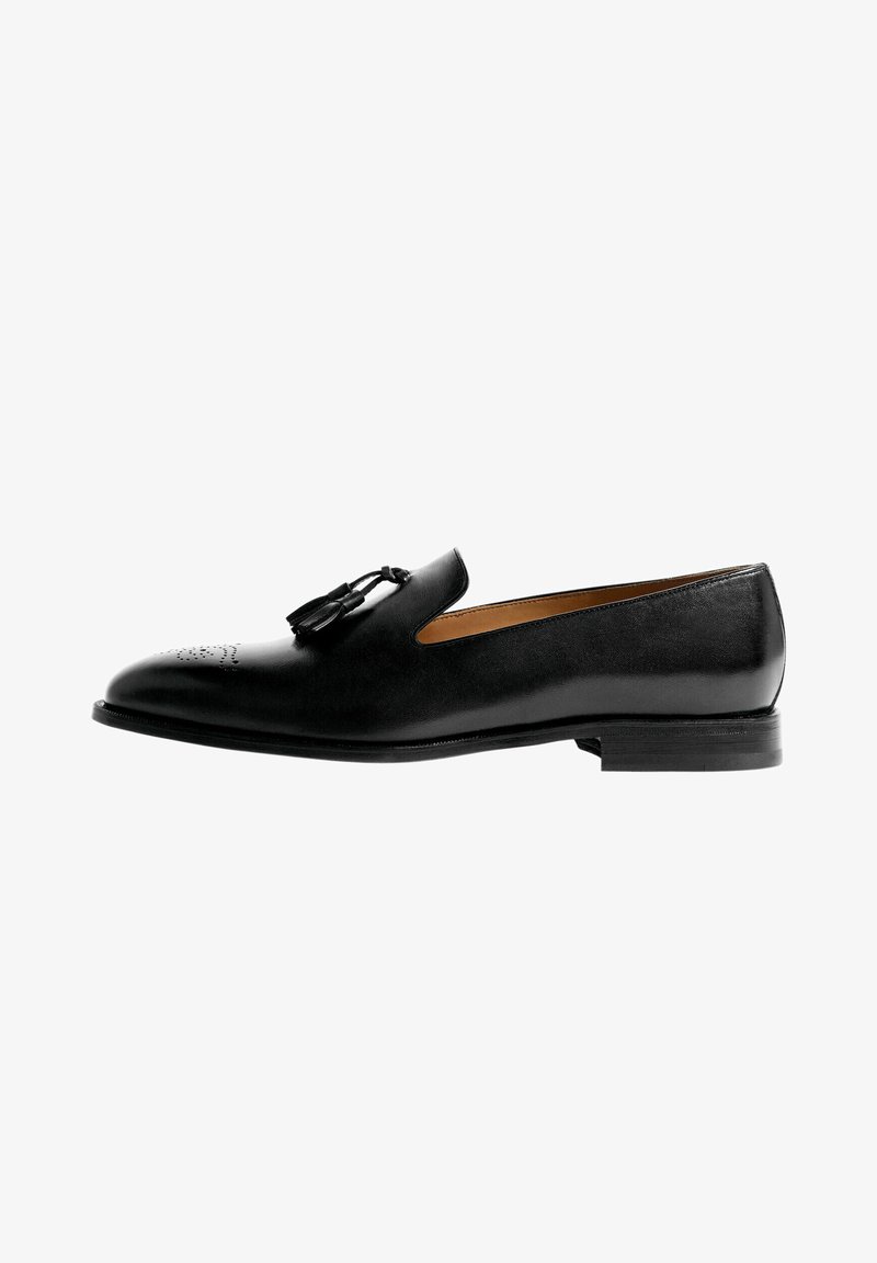 Crne kožne loafers cipelice s glatkom završnom obradom, s izrezbarenim dizajnom i dekorativnim resicama sprijeda. Uski profil s niskim potplatom.