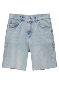 Shorts de mezclilla azul claro con corte recto, dobladillo deshilachado, cinco bolsillos y cierre de un botón en la cintura.