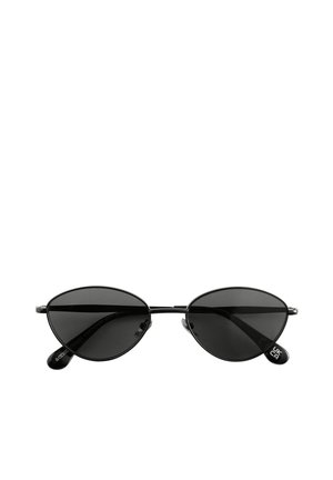 Czarne owalne okulary przeciwsłoneczne z cienką metalową oprawką i ciemnymi przyciemnianymi soczewkami, pokazane na białym tle.