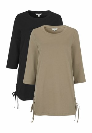 Twee tunieken met lange mouwen en een ronde hals, één beige en één zwart, elk met zijstrikjes aan de zoom.