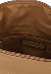 Pochette in cuoio tan con chiusura a zip, caratterizzata da una texture liscia e un rivestimento morbido. L'interno include una piccola tasca con zip.