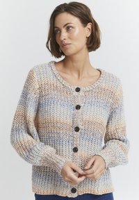 Stickad cardigan med rund hals, flerfärgade ränder i kräm, orange och blått, samt svarta knappar framtill. Texturerat tyg.