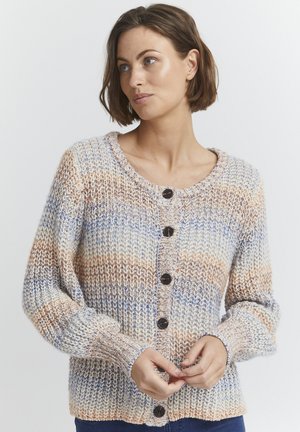 Cardigan en tricot avec un col rond, des rayures multicolores en crème, orange et bleu, et des boutons noirs sur le devant. Tissu texturé.