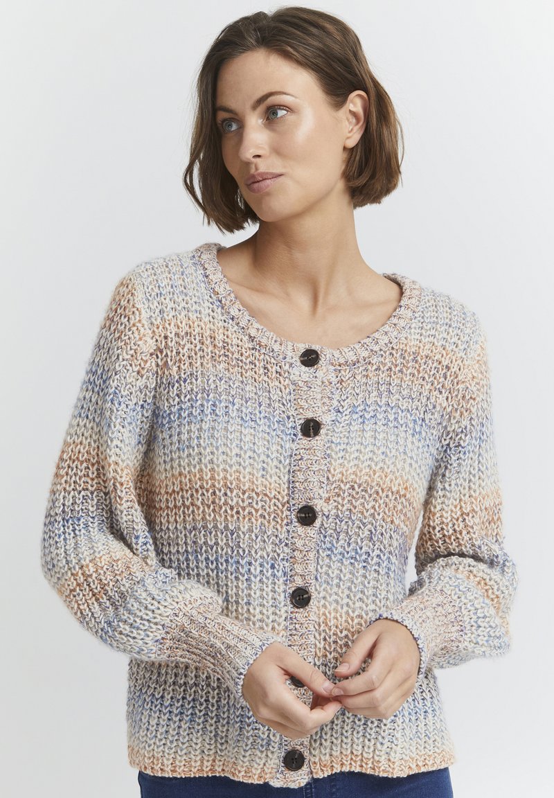 Stickad cardigan med rund hals, flerfärgade ränder i kräm, orange och blått, samt svarta knappar framtill. Texturerat tyg.