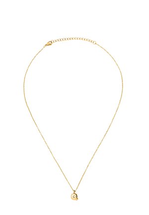 Collier délicat en chaîne d'or avec un petit pendentif circulaire présentant un détail de boucle attachée, fermoir et chaînette d'extension visibles.