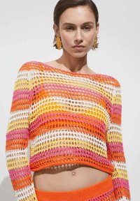 Gehaakt crop top met horizontale strepen in oranje, roze, geel en wit. Open weefontwerp met lange mouwen en ronde hals.