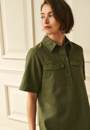 Next, PETITE FIT - UTILITY SHIRT MINI DRESS . - Denimové šaty - washed sage green