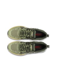 Scarpe da ginnastica verde oliva con tomaia in maglia testurizzata, dettagli neri e lacci con marchio. Suola leggera con linguetta sul tallone.