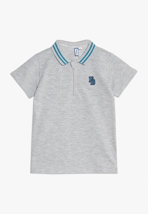 Hellgraues kurzärmeliges Poloshirt mit zwei türkisen Streifen am Kragen und einem kleinen blauen "FB" Logo auf der Brust.
