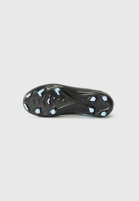 Semelle de chaussure de football noire avec surface texturée ; présente quatre crampons bleus et un design épuré pour une meilleure traction.