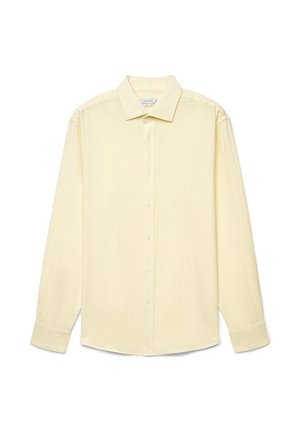 Langärmliges, blassgelbes Hemd mit Knöpfen, klassischem Kragen und geknöpften Manschetten, flach auf weißem Hintergrund präsentiert.
