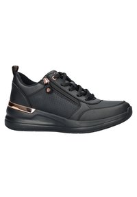 Zapatillas negras con parte superior texturizada, que cuentan con cierre de cremallera, detalles decorativos en oro rosa y una suela acolchada para mayor comodidad.