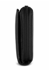 Cartera negra con cremallera, de superficie texturizada, perfil delgado y costuras alineadas ordenadamente, mostrando la cremallera a lo largo del borde.