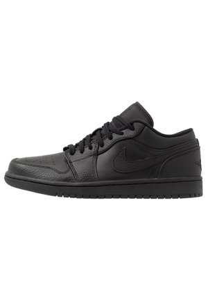 Baskets en cuir noir avec panneaux texturés, bout rond et design à lacets. Dotées d'un logo Nike ton sur ton et d'une semelle en caoutchouc avec un motif en zigzag.