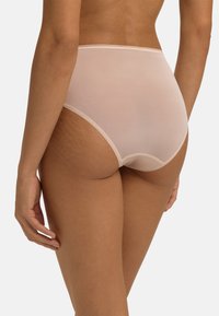 Mutande beige a vita alta realizzate in tessuto liscio e trasparente. Presentano un morbido nastro elastico in vita e cuciture piatte per garantire comfort.