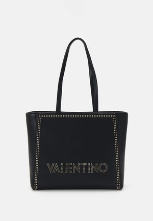 Borsa tote nera in pelle con borchie dorate, forma rettangolare e due manici. Logo "VALENTINO" in borchie dorate sul davanti.
