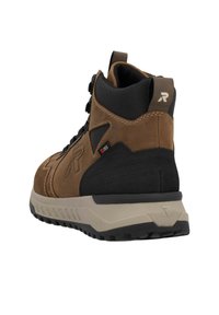 Bota de senderismo marrón y negra con parte superior de ante y malla, acentos texturizados, collar acolchado y suela de goma con banda de rodadura multidireccional.