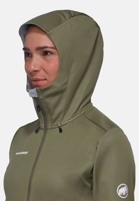 Olivegrüne Kapuzenjacke mit glatter Textur, ausgestattet mit einem durchgehenden Reißverschluss, verstellbaren Kordeln und einem weißen Logo auf dem Ärmel.