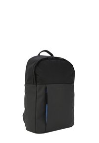 Schwarzer Rucksack mit glatter synthetischer Oberfläche, abgerundetem Oberteil, Fronttasche mit blauen Reißverschlussdetails und einem oberen Griff für einfaches Tragen.