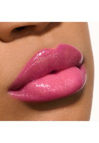 Glossy læber i nuancer af lys og mørk pink med en glat tekstur. Fremtrædende fylde og defineret form mod en lys hudtone baggrund.