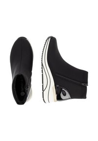 Schwarze Knöchelstiefel mit einem Obermaterial aus glattem Stoff, seitlichem Reißverschluss und einer weiß gestreiften Sohle. Mit einem glänzenden schwarzen Akzent an der Ferse.