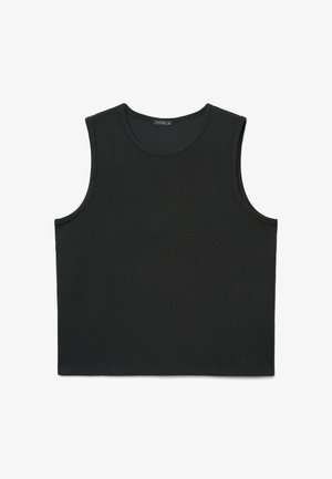 Schwarzes ärmelloses, geripptes Tanktop mit rundem Ausschnitt und tailliertem Schnitt, flach auf einem weißen Hintergrund liegend.
