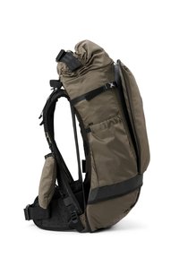 Olivgrüner Rucksack mit Rollverschluss, verstellbaren Trägern, Netzrückenpaneel, Fronttasche und schwarzen Akzenten für Langlebigkeit.