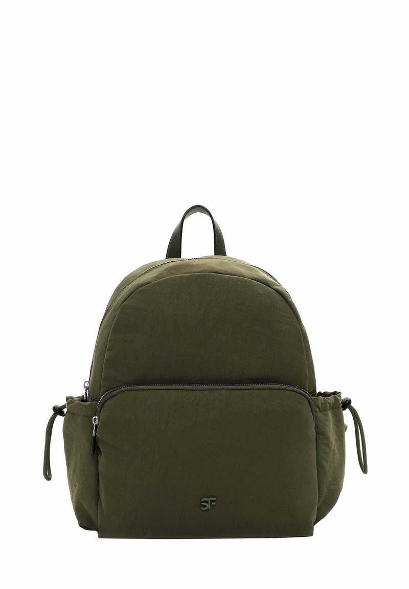 Mochila de tela verde oliva con forma redondeada, bolsillo frontal con cremallera, bolsillos laterales con cordón y detalle del logo en la parte inferior.