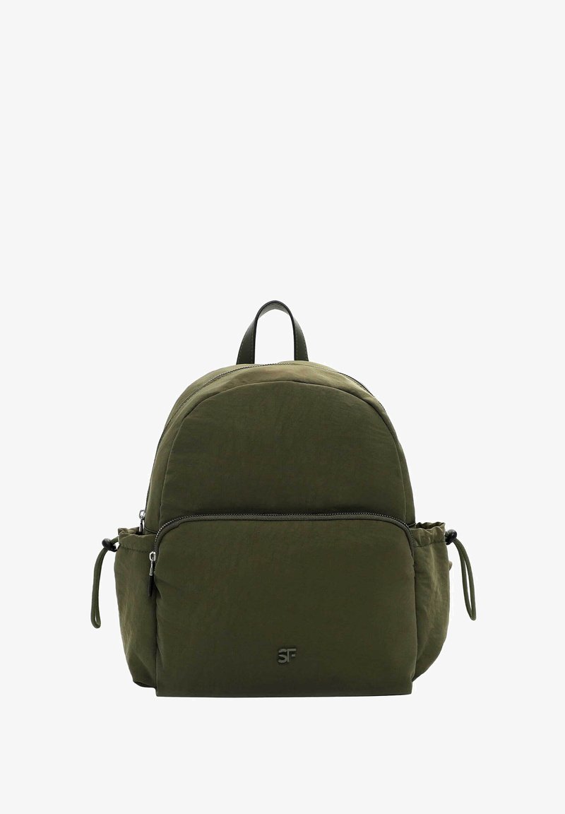 Olivengrön tygryggsäck med rundad form, ficka framtill med dragkedja, sidofickor med snörning och logotypdetalj längst ner.