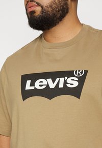 Levi's® Plus GRAPHIC TEE - T-shirt estampada - ochre