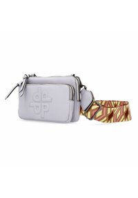 Bolso cruza de cuero púrpura con dos compartimentos con cremallera, que cuenta con una correa ajustable estampada en rosa, marrón y amarillo.