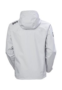 Giacca impermeabile grigio chiaro con cappuccio, dotata di una yoke posteriore e logo sulla spalla sinistra, texture liscia e polsini regolabili.