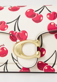 COACH CHERRY TABBY SHOULDER BAG - Håndtasker - chalk multi