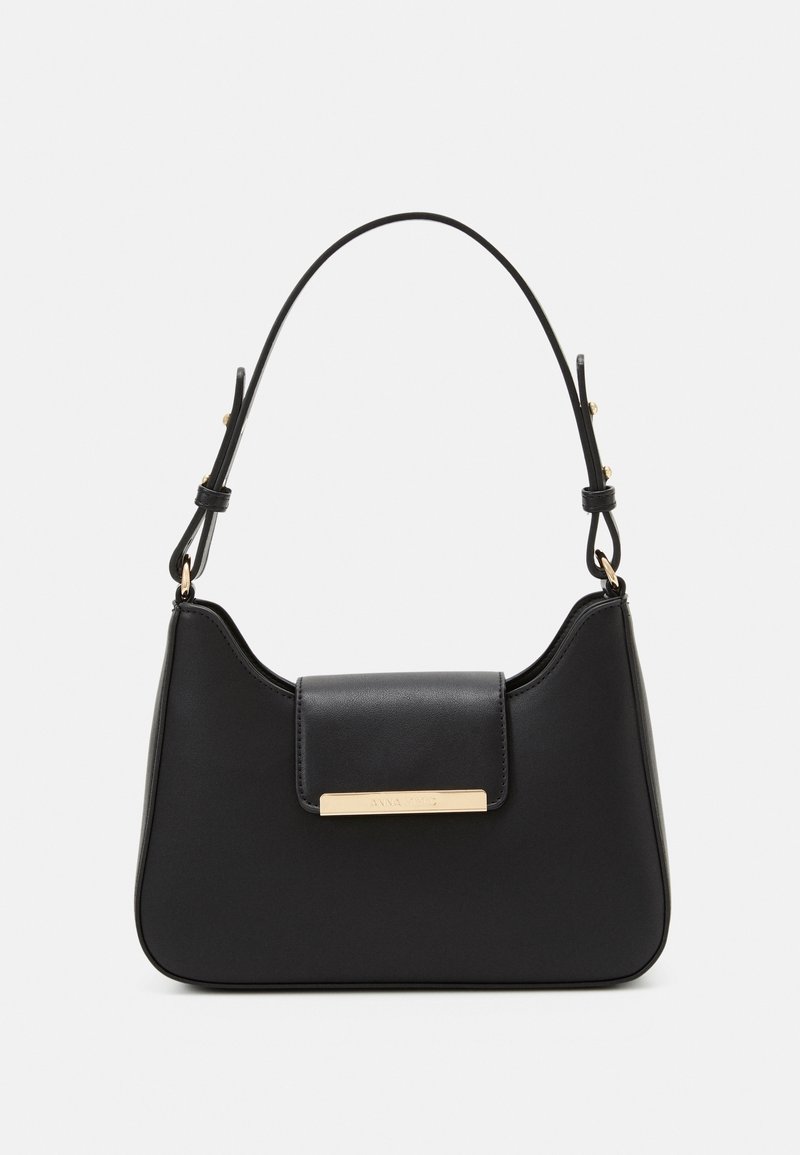 Sac à bandoulière en cuir noir avec un bord supérieur incurvé, une sangle courte réglable et un rabat avant avec une boucle rectangulaire dorée.