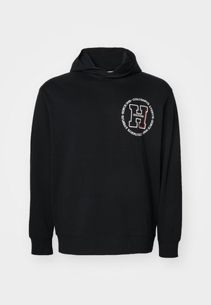 Felpa nera con cappuccio in cotone, con logo frontale con testo bianco e rosso. Maniche lunghe e polsini a costine completano il design.