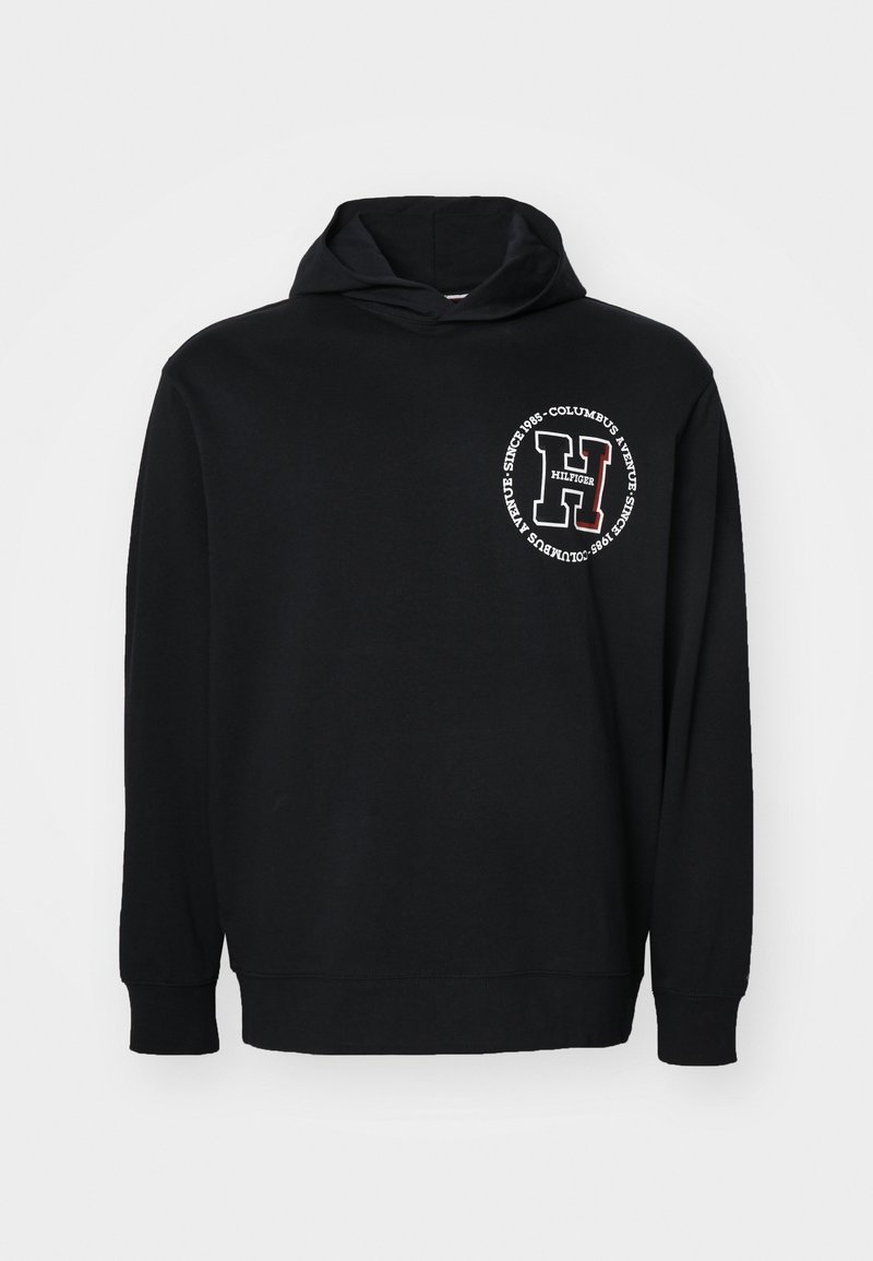 Czarna bluza z kapturem wykonana z bawełny, z przodu logo z białym i czerwonym napisem. Długi rękaw i ściągacze przy mankietach dopełniają design.