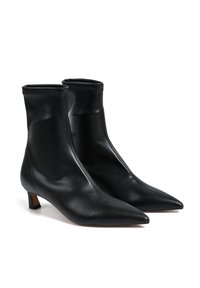 Czarne skórzane botki za kostkę z ostro zakończonym noskiem i małym, kanciastym obcasem. Gładka faktura i bezszwowy design z wysokim elastycznym kołnierzem.