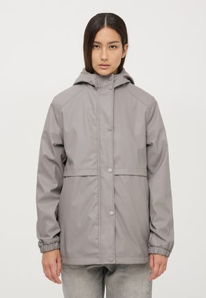 Giacca impermeabile grigia con cappuccio, chiusura a bottoni a pressione, polsini elasticizzati e design dritto, realizzata in materiale liscio e resistente.