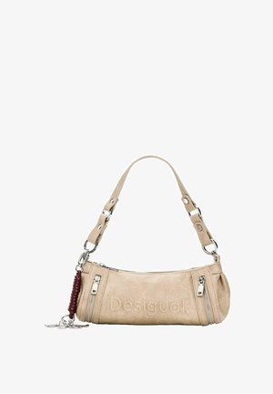 Beige Desigual handtas met twee zilverkleurige ritsvakken, verstelbare band met metalen ringen en een sleutelhanger bevestigd aan de linkerkant.