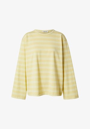 Gelbes Langarmshirt mit weißen horizontalen Streifen, Rundhalsausschnitt und legerer Passform, auf weißem Hintergrund dargestellt.