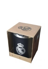 Czarny izolowany kubek ze stali nierdzewnej z pokrywką, z logo Real Madrid w srebrnym kolorze, zapakowany w brązowe pudełko tekturowe.