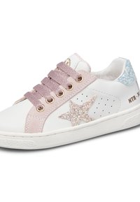Sneaker bianca con dettagli in suede rosa, una stella luccicante e suola bianca testurizzata. Presenta occhielli metallici e lacci abbinati.