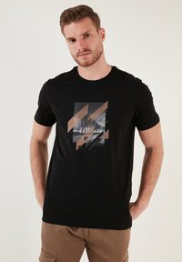 Unselected, black