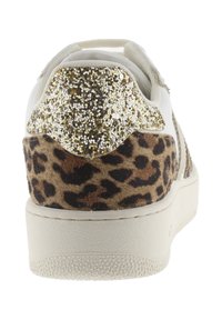 Baskets blanches avec un talon en suède à imprimé léopard et un accent en paillettes dorées à l'arrière. Équipées d'une semelle en caoutchouc texturé.