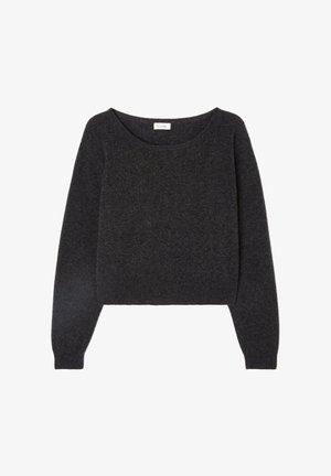 Tamsiai pilkos spalvos, trumpa megztinė, pagaminta iš švelnaus, tekstūrinio mezgimo. Turi plačią iškirptę ir ilgas rankoves su laisvu siluetu.