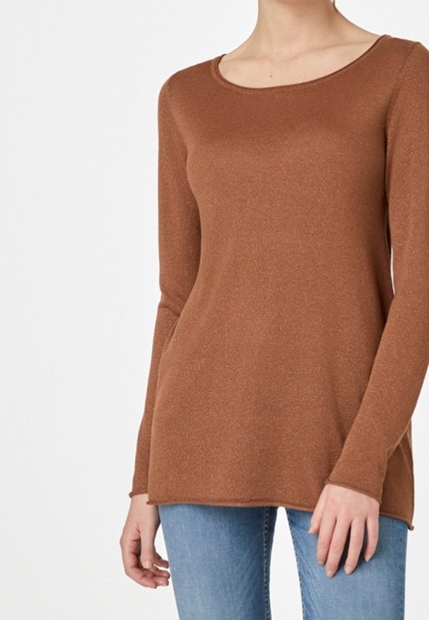 Pull en tricot marron à manches longues avec col rond, porté avec un jean bleu, vu des épaules jusqu'aux hanches sur un fond blanc.