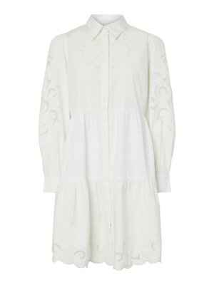 Hvit langermet kjole med krage og lagdelt skjørt, med intrikat blomsterbroderi på ermer, bryst og kant, med bølgete kanter.