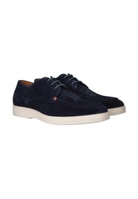 Marineblauwe suède veterschoenen met een slanke vorm, voorzien van lichtblauwe veters en een contrasterende oranje accentsteek langs de zijkant.
